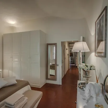 Florence- Gemma 2bd Tornabuoni Area