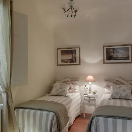 Florence- Gemma 2bd Tornabuoni Area